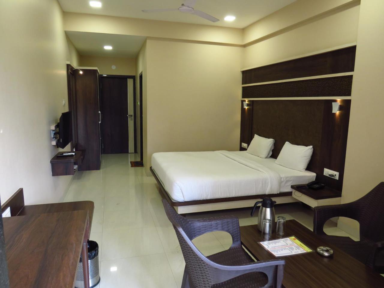 City Palace Resort โลนาวาลา ภายนอก รูปภาพ